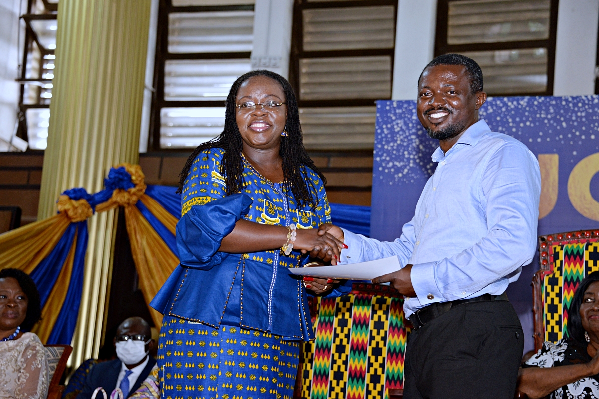 image of Dr. Kofi Sarpong Adu-Manu receiving his prize from the Vice-Chancellor